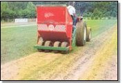 Profesionální traktor na ošetřování travních ploch (ze stránky www.eurogreen.cz)